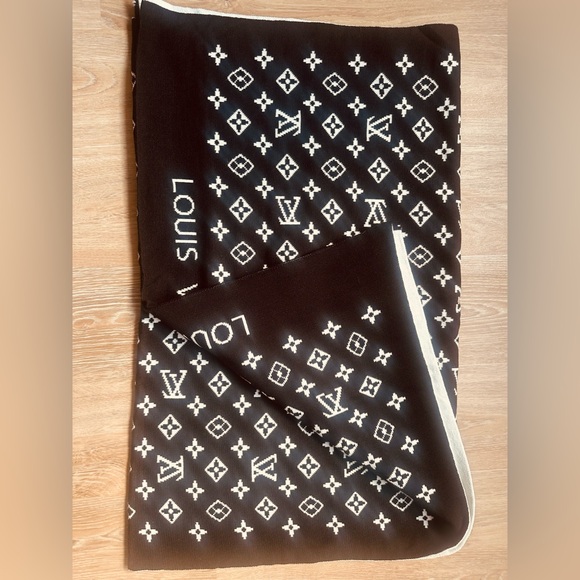 Lv Patterned Silk Cashmere Double Sided Shawl black& white - Picture 2 of 3